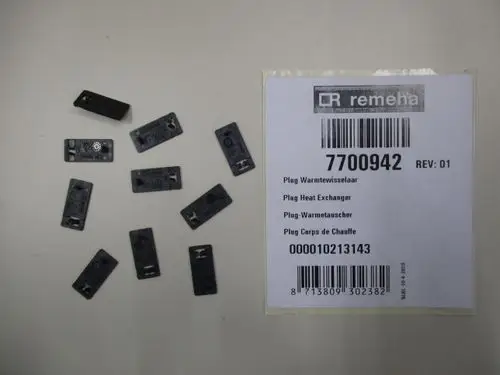 Mehrere schwarze Stecker für einen Plug-Wärmetauscher, neben einem Etikett mit der Artikelnummer 7700942 der Marke Remeha.